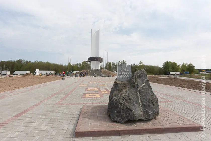У монумента Дружбы кипит работа